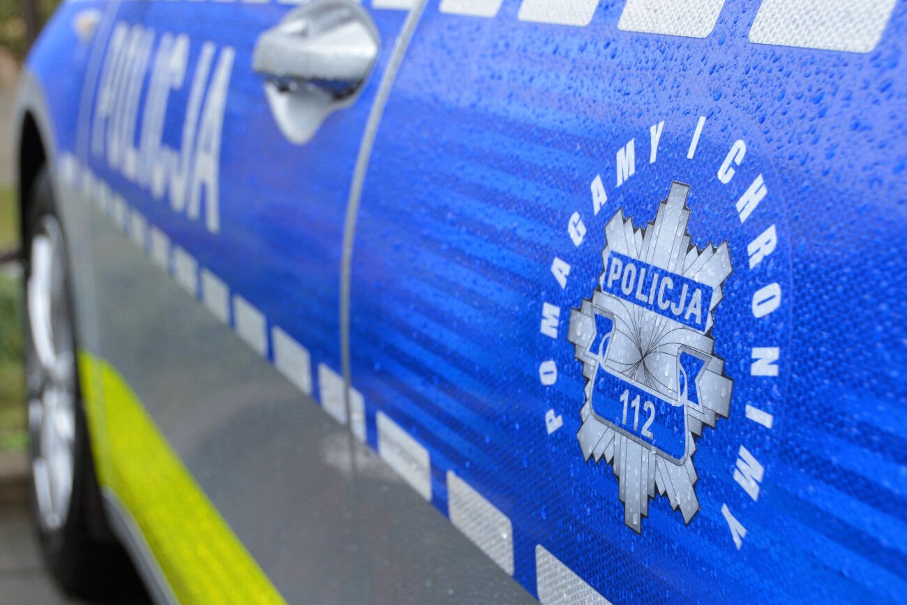 Szokujące sceny w Mławie. Młodzi mężczyźni pobili policjanta, który spacerował z dzieckiem