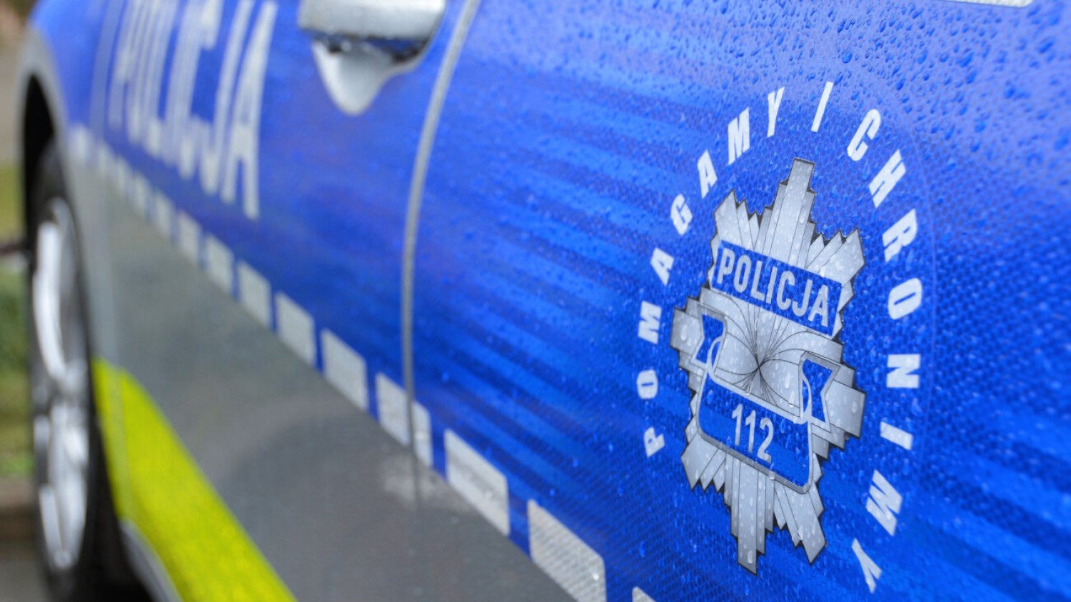 Szokujące sceny w Mławie. Młodzi mężczyźni pobili policjanta, który spacerował z dzieckiem