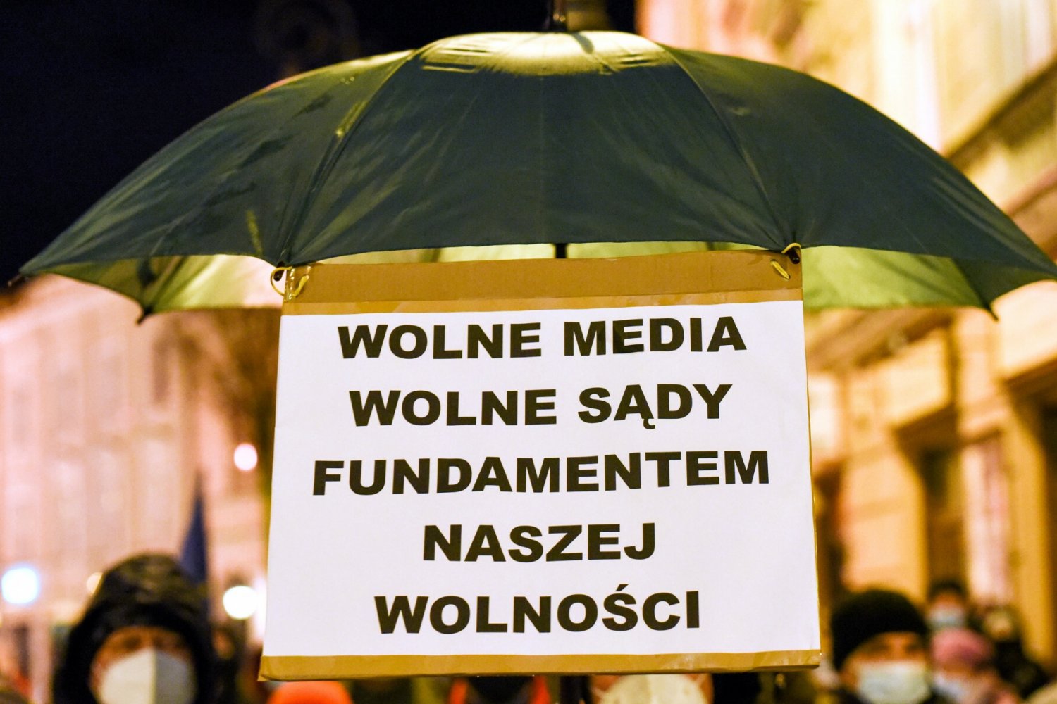Polacy znów nie ufają sądom. Dane jak z PRL-u.