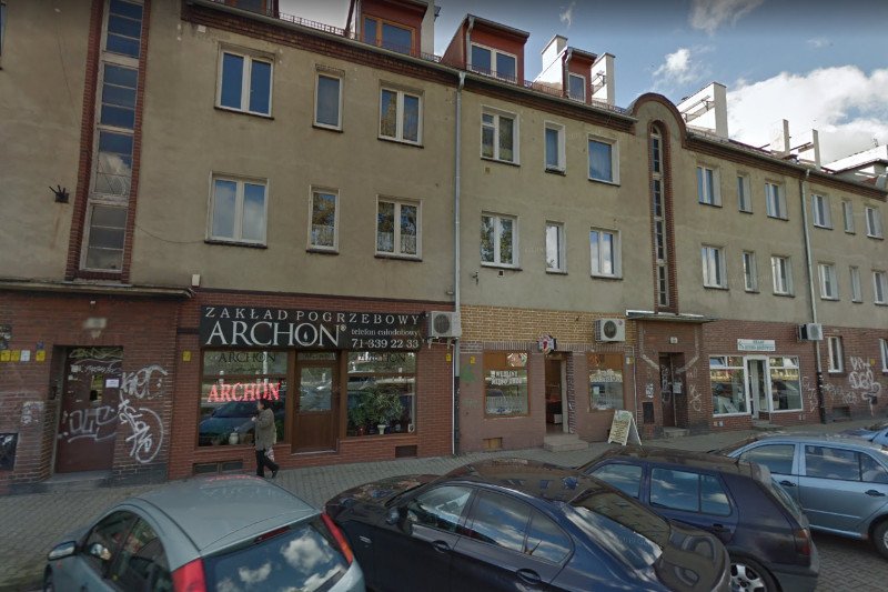 We Wrocławiu ktoś oblał kwasem masłowym niektóre zakłady pogrzebowe.