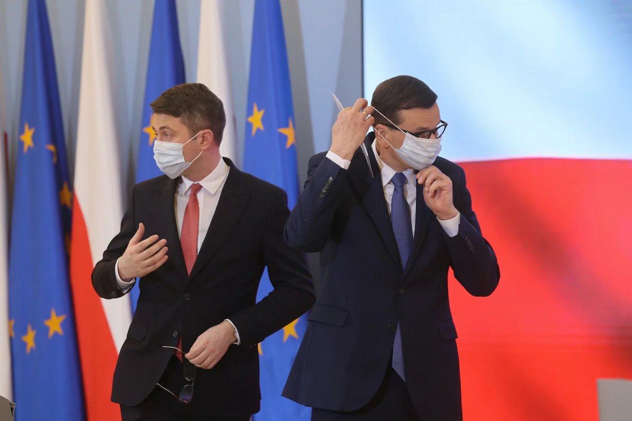 Do ustawy o pomocy obywatelom Ukrainy PiS wstawił przepis gwarantujący bezkarność politykom, którzy kradną i robią przekręty. Na zdjęciu od lewej: rzecznik rządu PiS Piotr Müller i premier Mateusz Morawiecki.