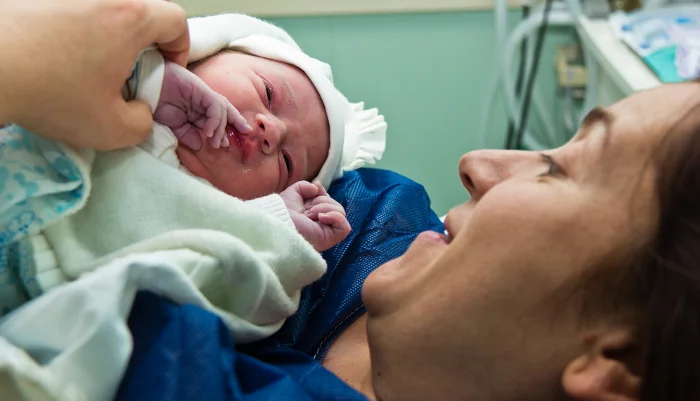 I w klinikach in vitro, i w naprotechnologii cel jest jeden - zajść w ciążę i urodzić zdrowe dziecko. Który sposób jest skuteczniejszy?