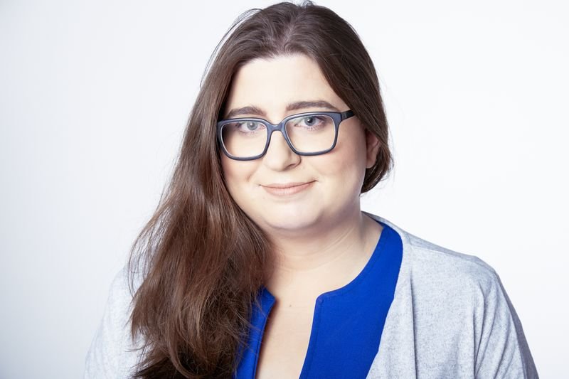 Emilia Bartkowska jest polityczką Partii Razem. Jest zaręczona z mężczyzną o zupełnie innych poglądach politycznych. Jej narzeczony nie chciał pokazywać twarzy.