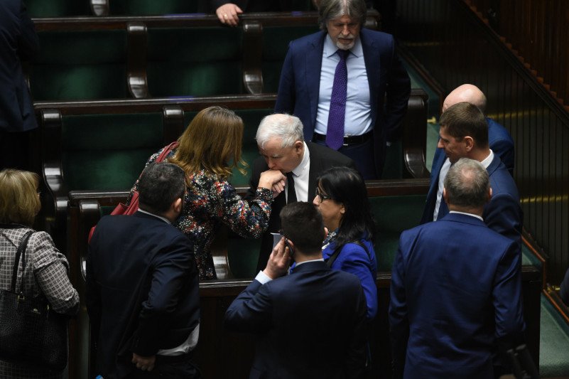 Jarosław Kaczyński całuje Joannę Lichocką w rękę. Posiedzenie Sejmu, Warszawa 14.02.2020