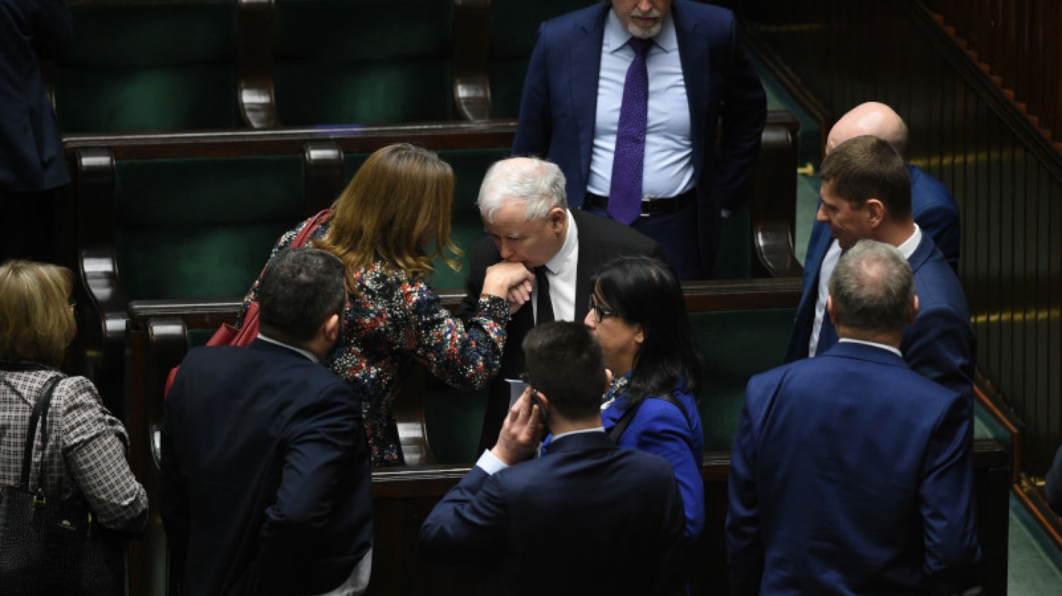 Jarosław Kaczyński całuje Joannę Lichocką w rękę. Posiedzenie Sejmu, Warszawa 14.02.2020
