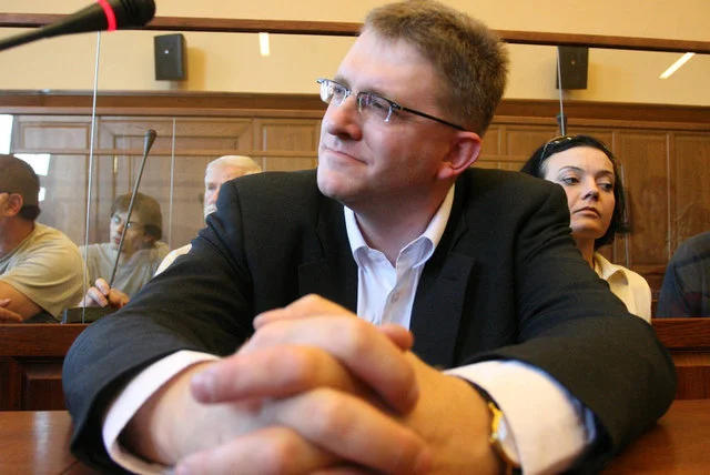 Grzegorz Braun na sali sądowej. Reżyser jest autorem słów o"rozstrzelaniu dziennikarzy" TVN i "Gazety Wyborczej".