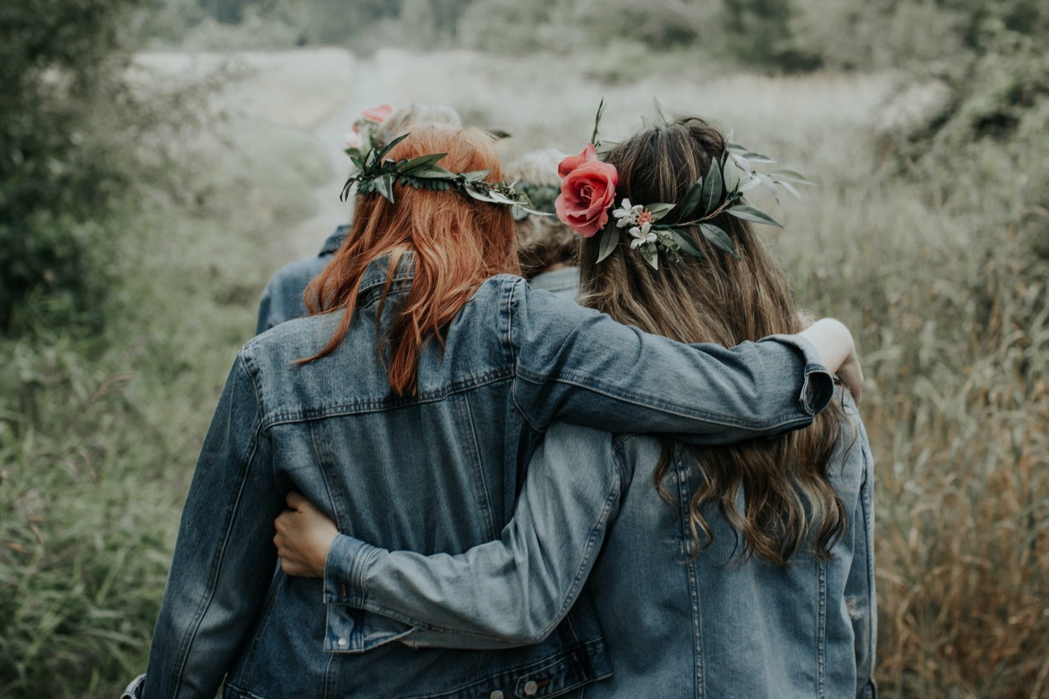 Dzień Kobiet, kobiety, siostrzeństwo dwie młode dziewczyny w wiankach na głowie stoją tyłem i obejmują się