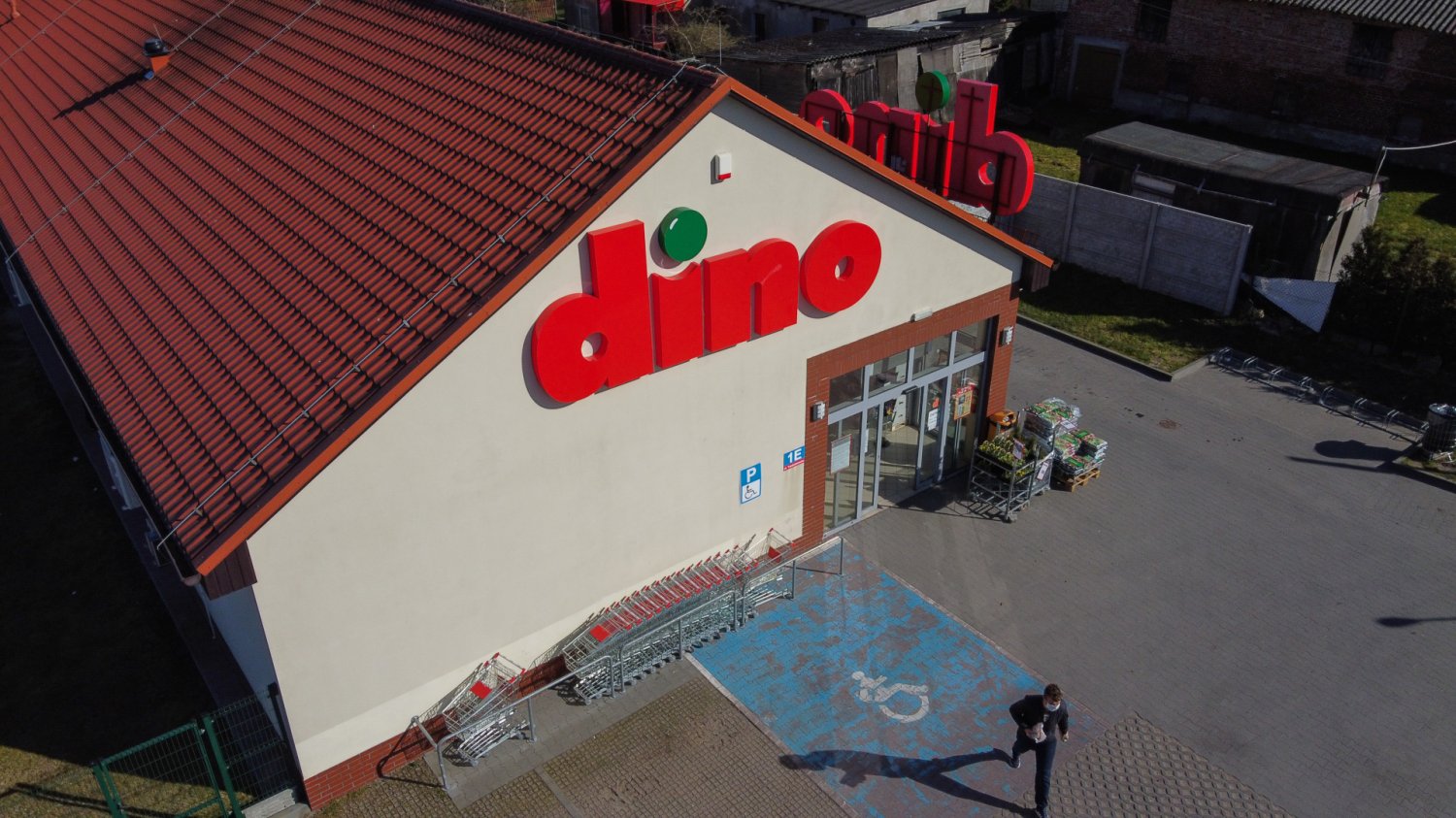 Kontrole Inspekcji Pracy w Dino w 2026. Co jest nie tak z warunkami pracy w polskiej sieci?