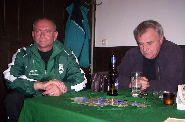 Piwko zaraz po meczu? Czemu nie. Konferencja prasowa, trener Uličný (po prawej) i jego kolega po fachu z Kohoutovic, František Žáček.