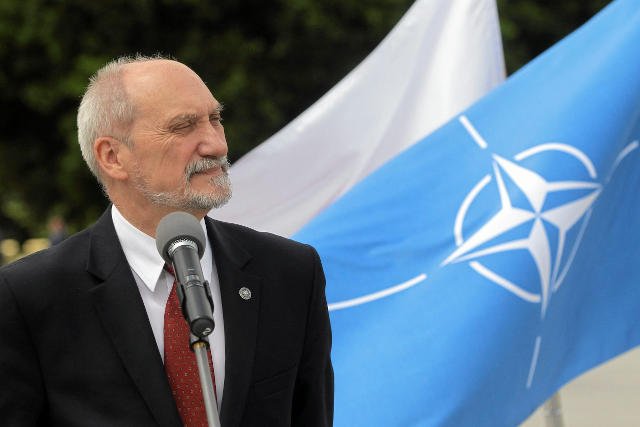 Minister Macierewicz chce zaangażować polskie wojsko w walkę z Państwem Islamskim. Czeka na zgodę prezydenta.