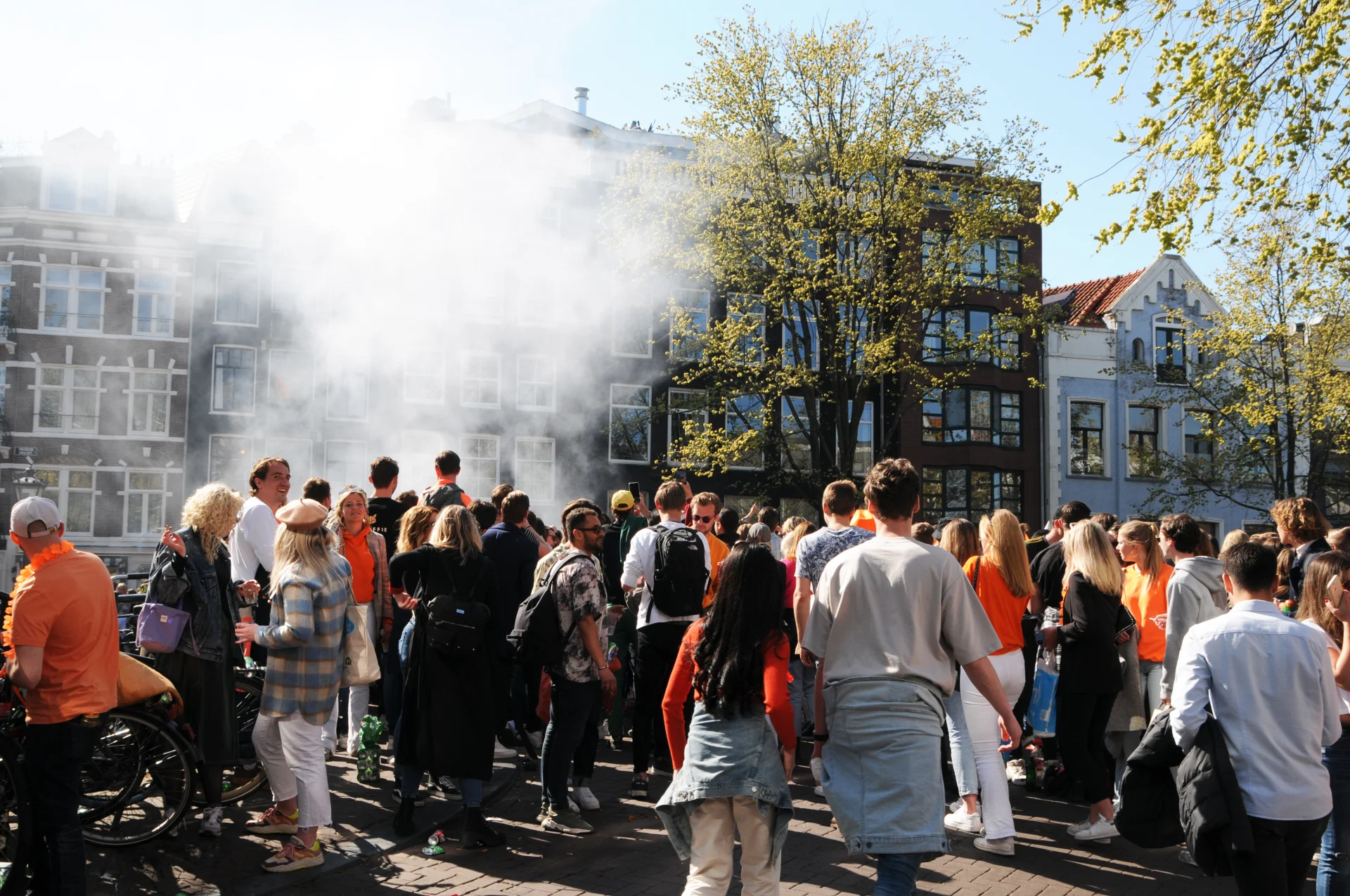 Koningsdag jest hucznie obchodzony na ulicach Amsterdamu.