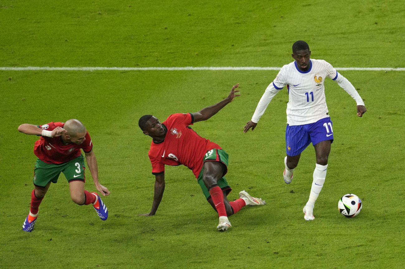 Francuz Ousmane Dembele (z prawej) został wybrany najlepszym piłkarzem meczu z Portugalią.