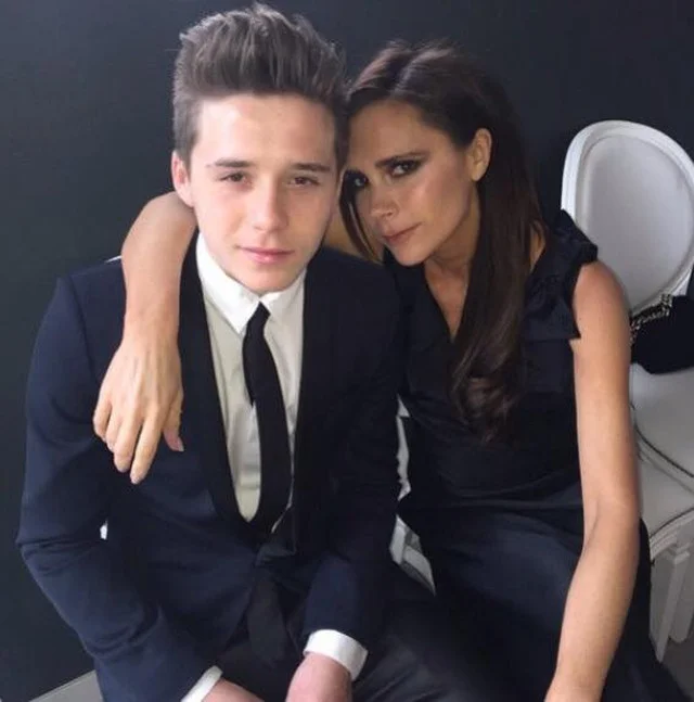 Brooklyn z matką, Victorią Beckham.