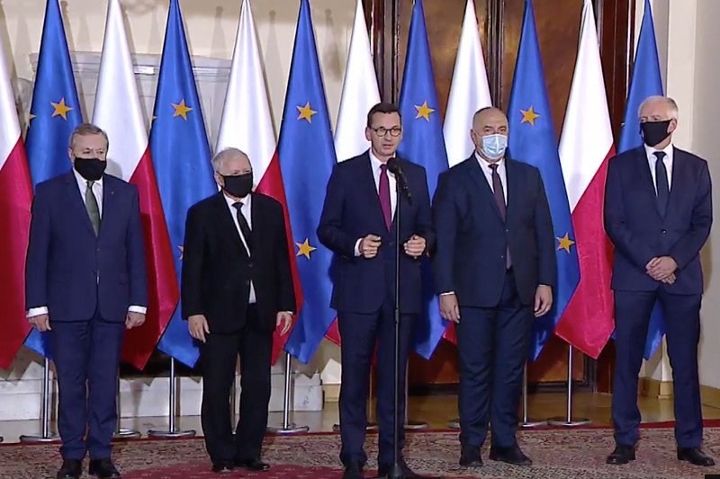 Premier i czterej wicepremierzy podczas prezentacji zrekonstruowanego gabinetu.