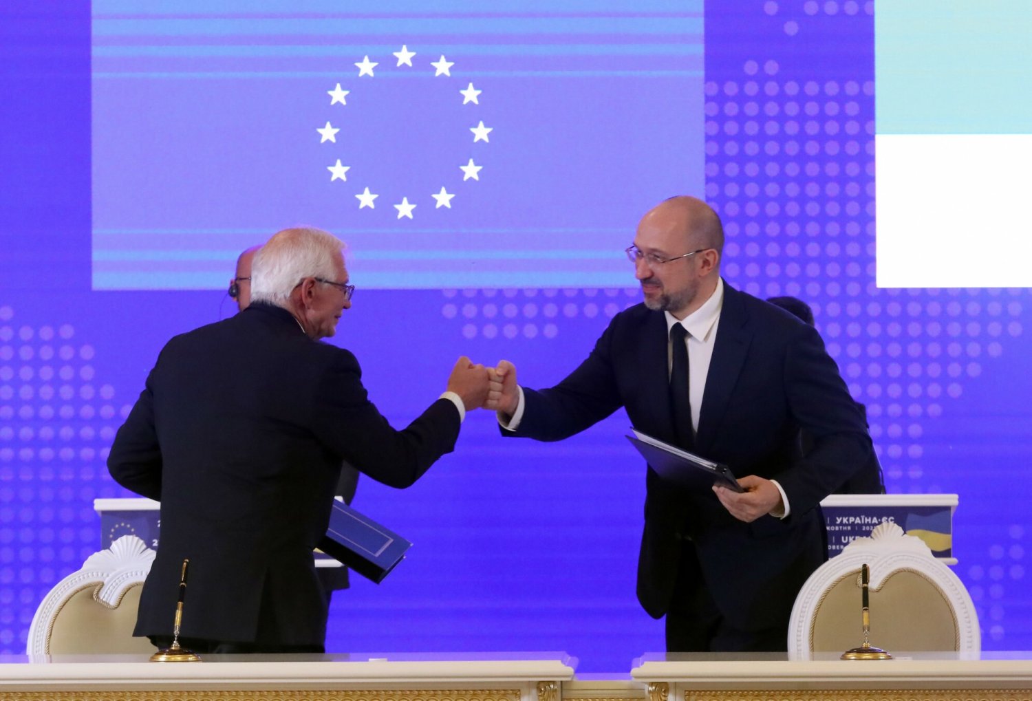 KE szykuje szósty pakiet sankcji wobec Rosji. Na zdjęciu widać szefa unijnej dyplomacji Josepa Borrella i premiera Ukrainy Denysa Szmyhala.