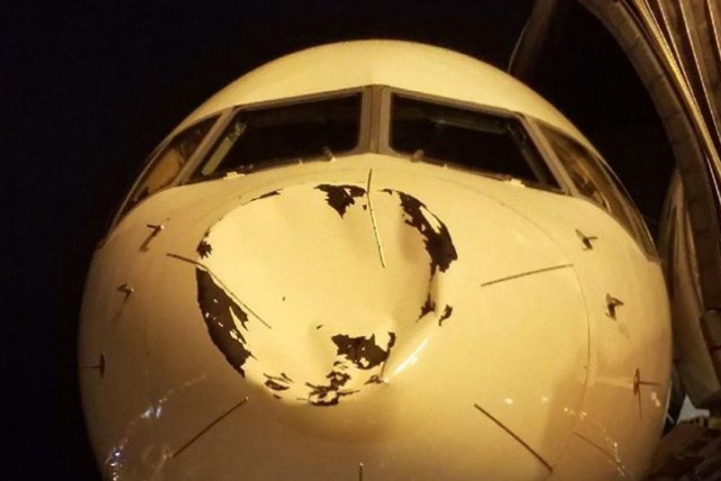 Samolot z takimi uszkodzeniami szczęśliwie wylądował.