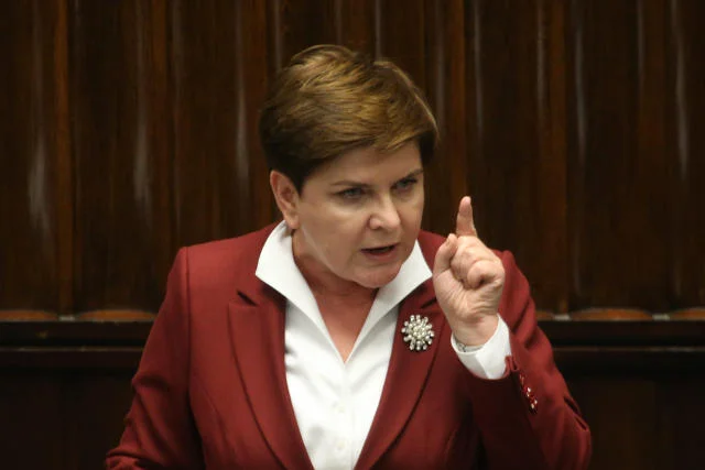 Z taką broszką nie ma żartów. I niech nikogo nie złudzi perłowy kolor łagodności.