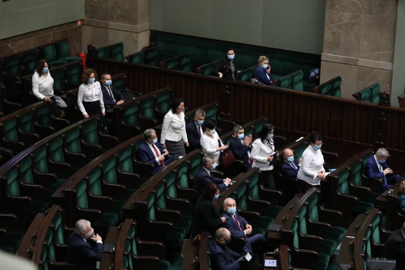Posłanki PiS odpowiedziały strojem na ubiór posłanek Lewicy.