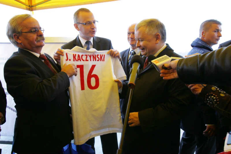 Leonard Krasulski (pierwszy z lewej) został wyrzucony z wojska za kradzież beczki spirytusu.