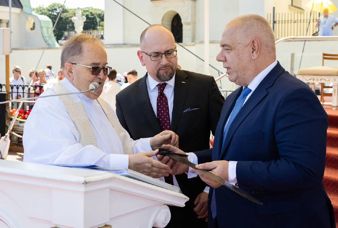 Pielgrzymka Tadeusza Rydzyka. Tyle kosztował prezent od Jacka Sasina.