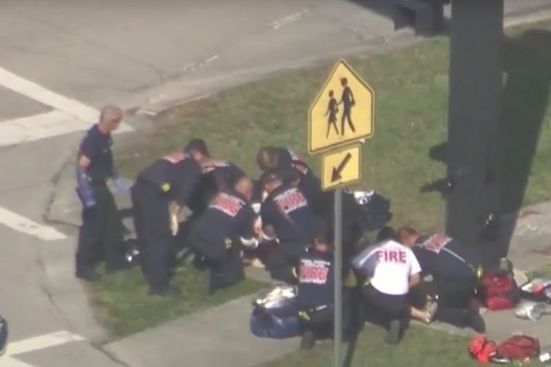 Służby ratownicze udzielają pomocy rannym.