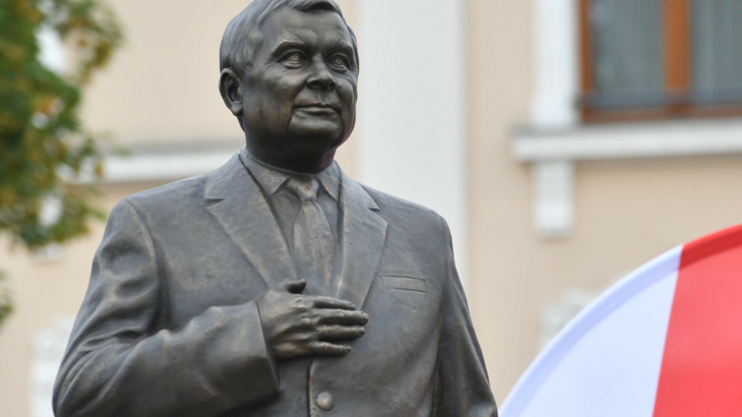 Na zdjęciu - pomnik Lecha Kaczyńskiego w Tarnowie