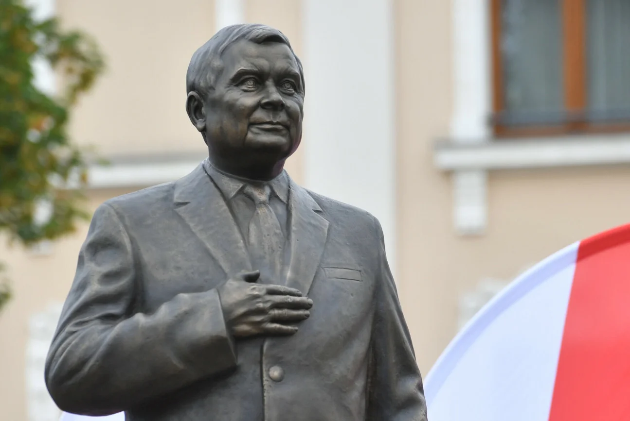 Na zdjęciu - pomnik Lecha Kaczyńskiego w Tarnowie