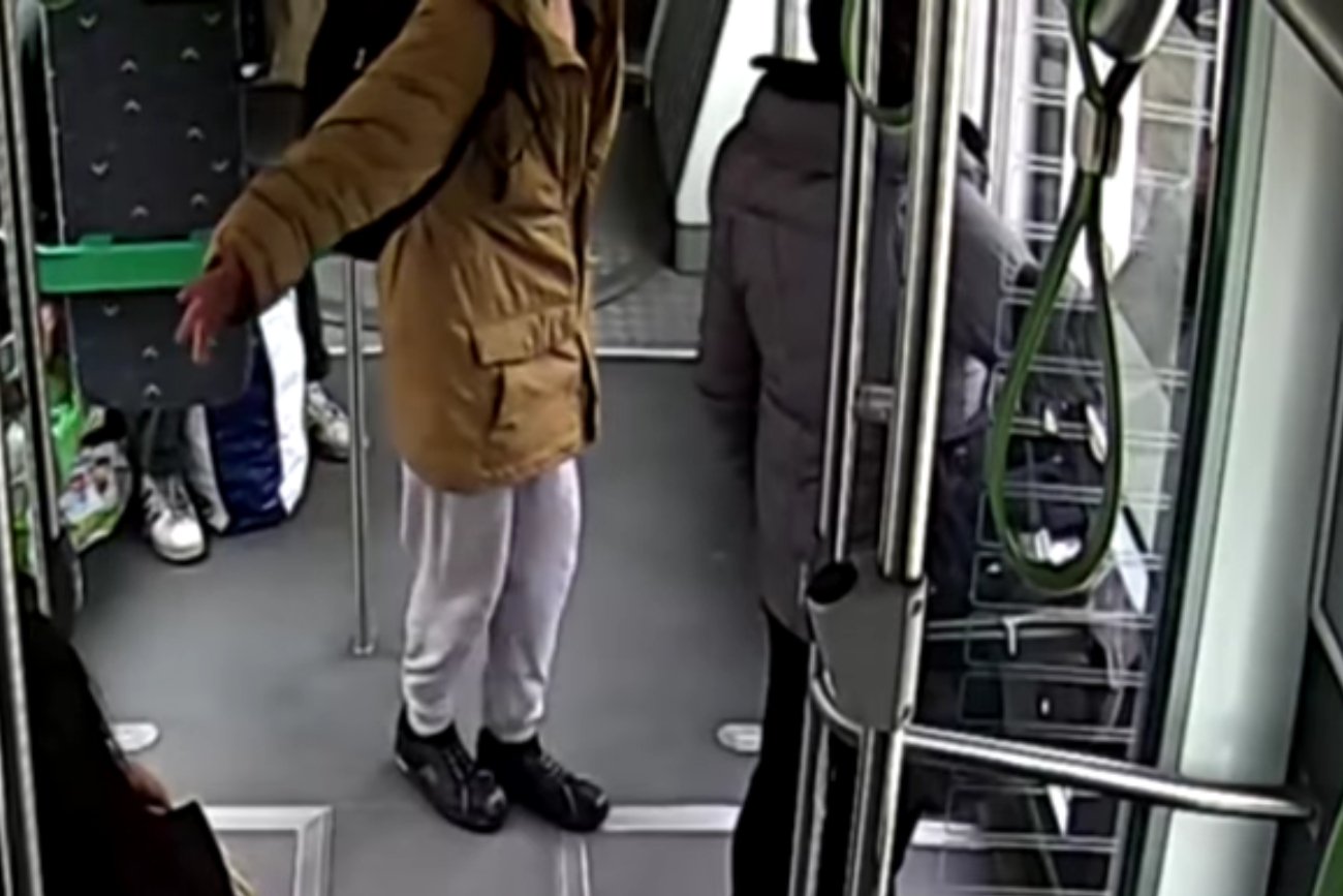 Gorzów Wielkopolski: Agresywny 28-latek wybił szybę w drzwiach tramwaju. Grozi mu do 5 lat więzienia.