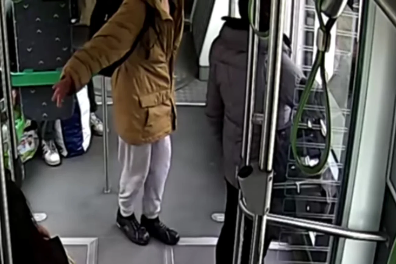 Gorzów Wielkopolski: Agresywny 28-latek wybił szybę w drzwiach tramwaju. Grozi mu do 5 lat więzienia.