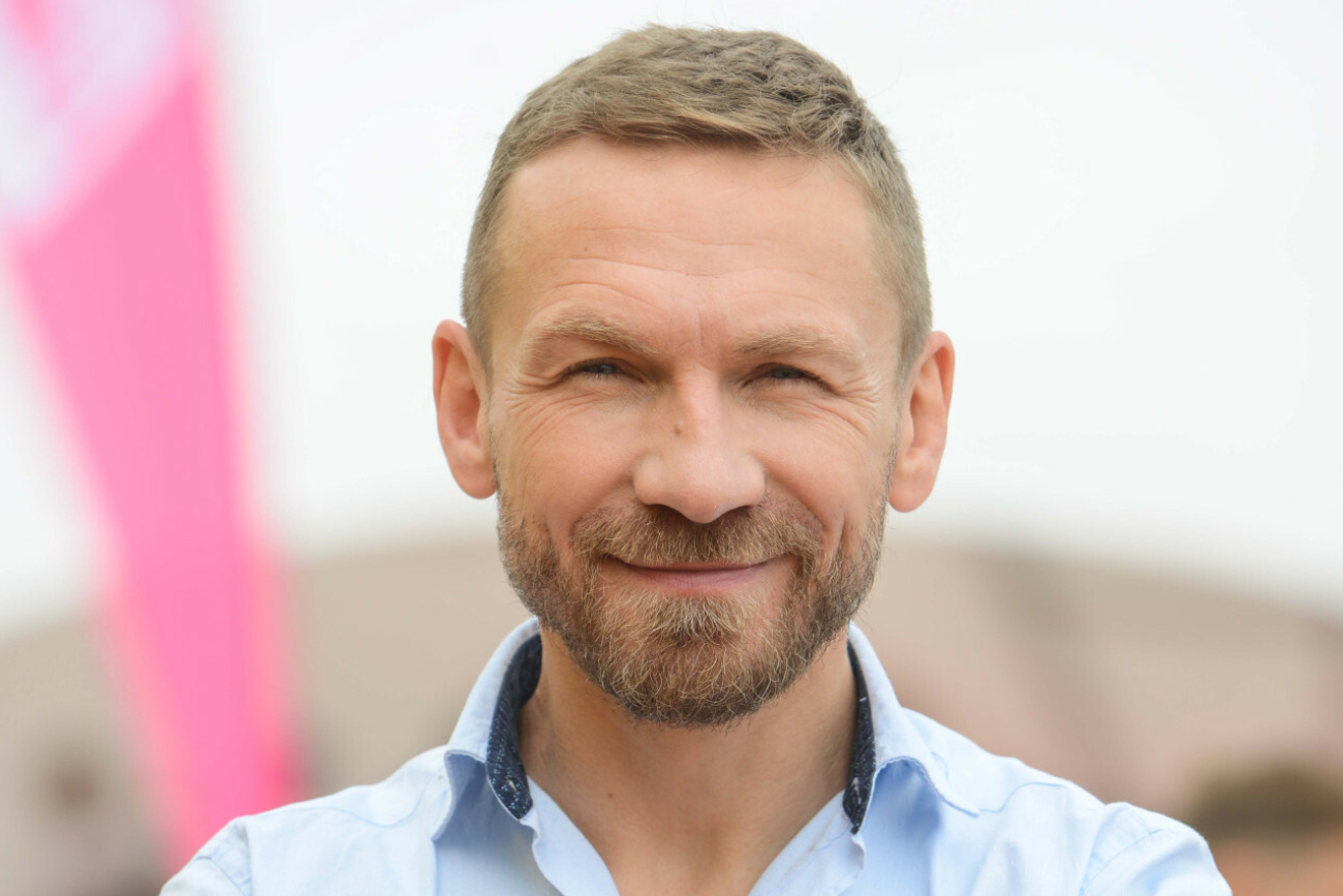 Przemysław Kossakowski wyrusza w daleką podróż.