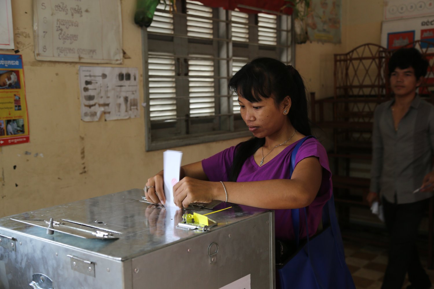Kobieta głosuje w wyborach do Zgromadzenia Narodowego, które odbyły się 28 lipca.