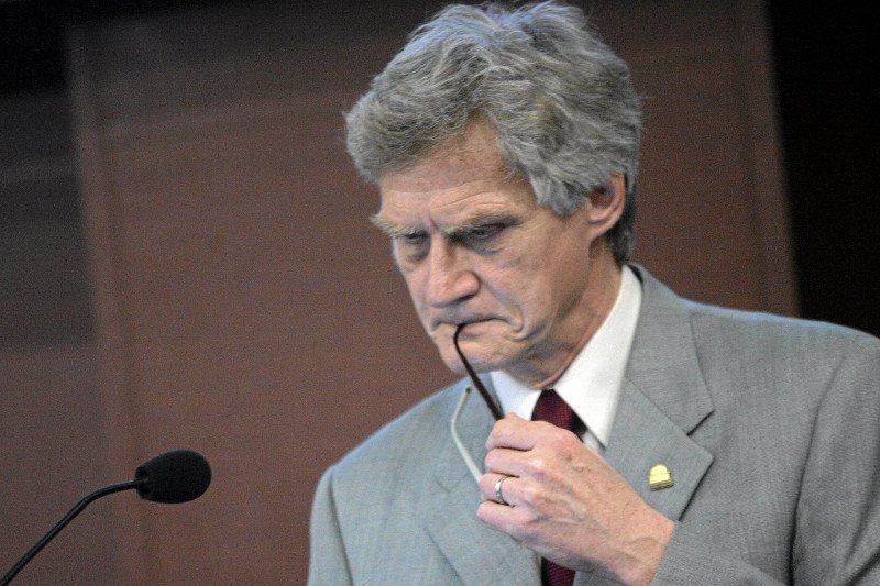 Kazimierz Nowaczyk skarży się, że członkowie podkomisji smoleńskiej Macierewicza nie mogą spokojnie pracować. Jego zdaniem osoby te "są w jakiś sposób znieważane".