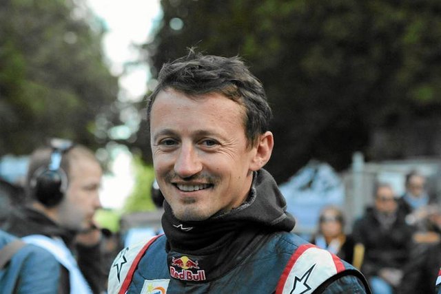 Adam Małysz jeździ Toyotą Hilux – tym razem jest to jednak sportowa odmiana japońskiego wozu.