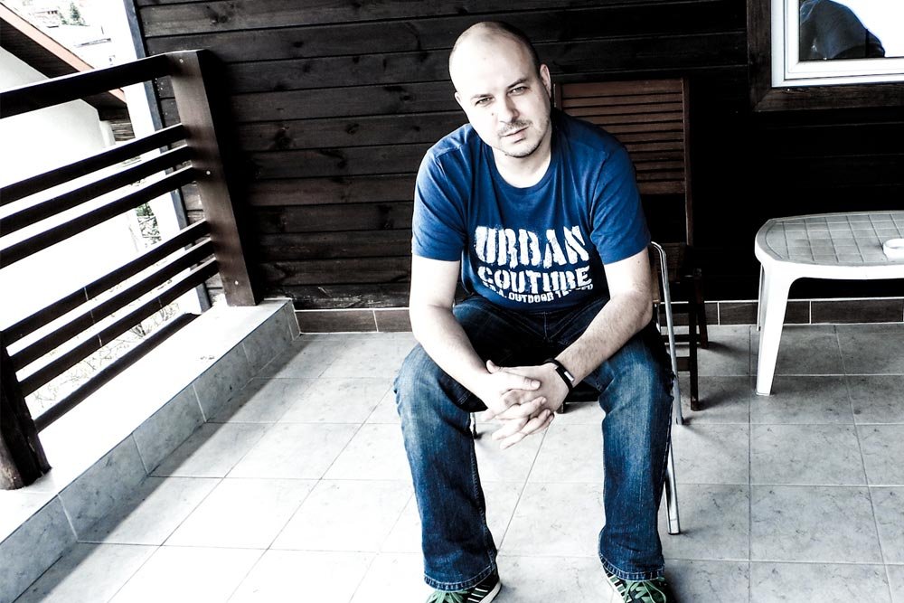 Grzegorz Marczak z Antyweb.pl na tarasie budynku, w którym ma biuro.