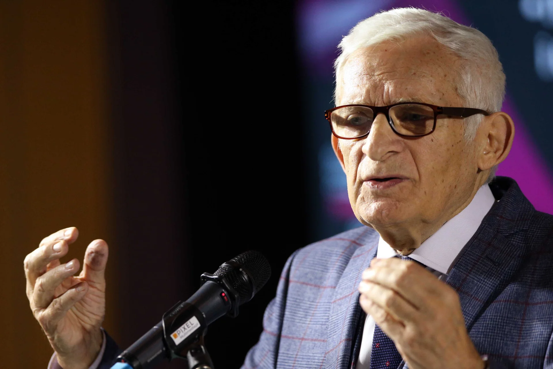 Jerzy Buzek w mocnych słowach skomentował zapowiedzi zawetowania unijnego budżetu przez Polskę.