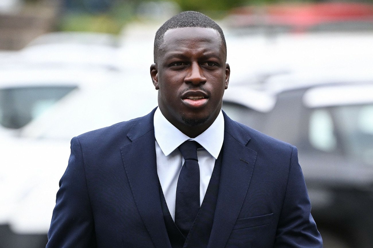 Benjamin Mendy zmierzający do sądu w Chester. Piłkarz Manchesteru City jest oskarżony o kilka gwałtów.
