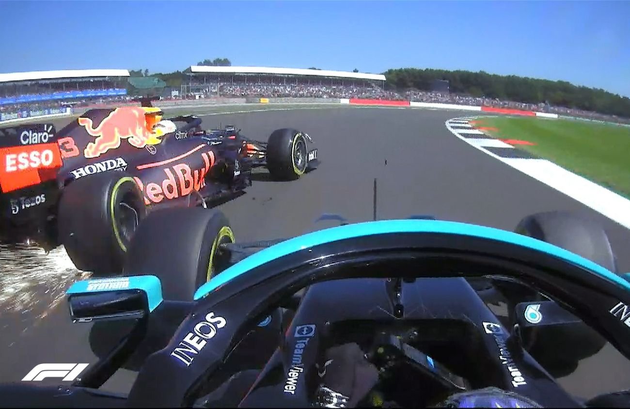 Tak wyglądał moment zderzenia lidera mistrzostw z mistrzem świata, po którym doszło do wypadku Maksa Verstappena