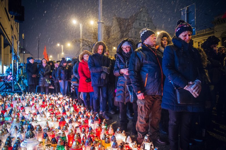 Wszystkie znicze, które tworzyły serce dla Pawła Adamowicza mają zostać przetopione na serduszka WOŚP.