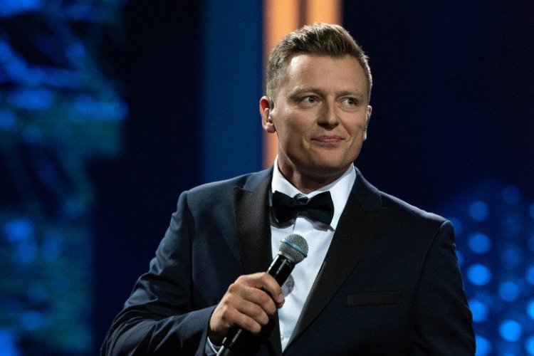 Rafał Brzozowski nie traci nadziei, uważa że jego piosenka ma szansę podbić Europę.