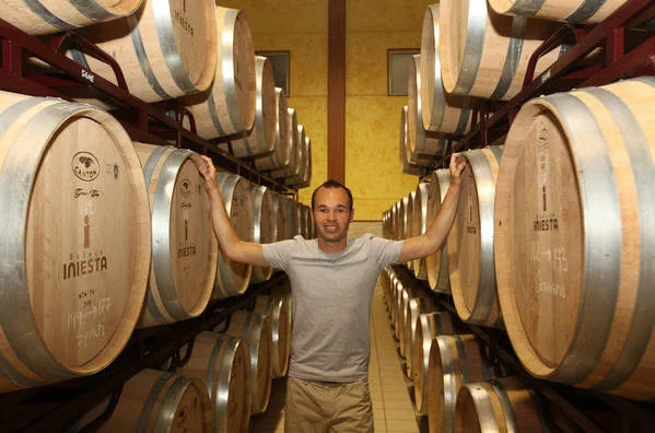 Andrés Iniesta w swojej winiarni.