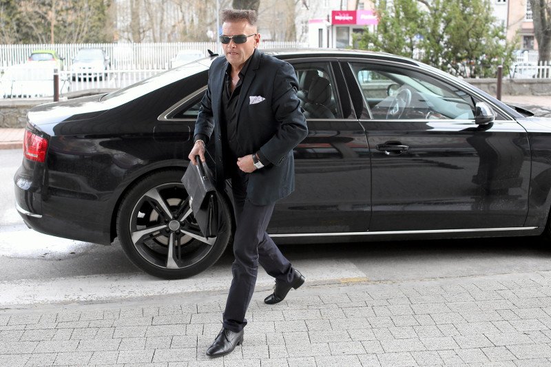 Krzysztof Rutkowski lubi styl "na bogato". Na zdjęciu jedna z licznych zabawek, którymi jeździ. Był jeszcze Bentley i Hummer.