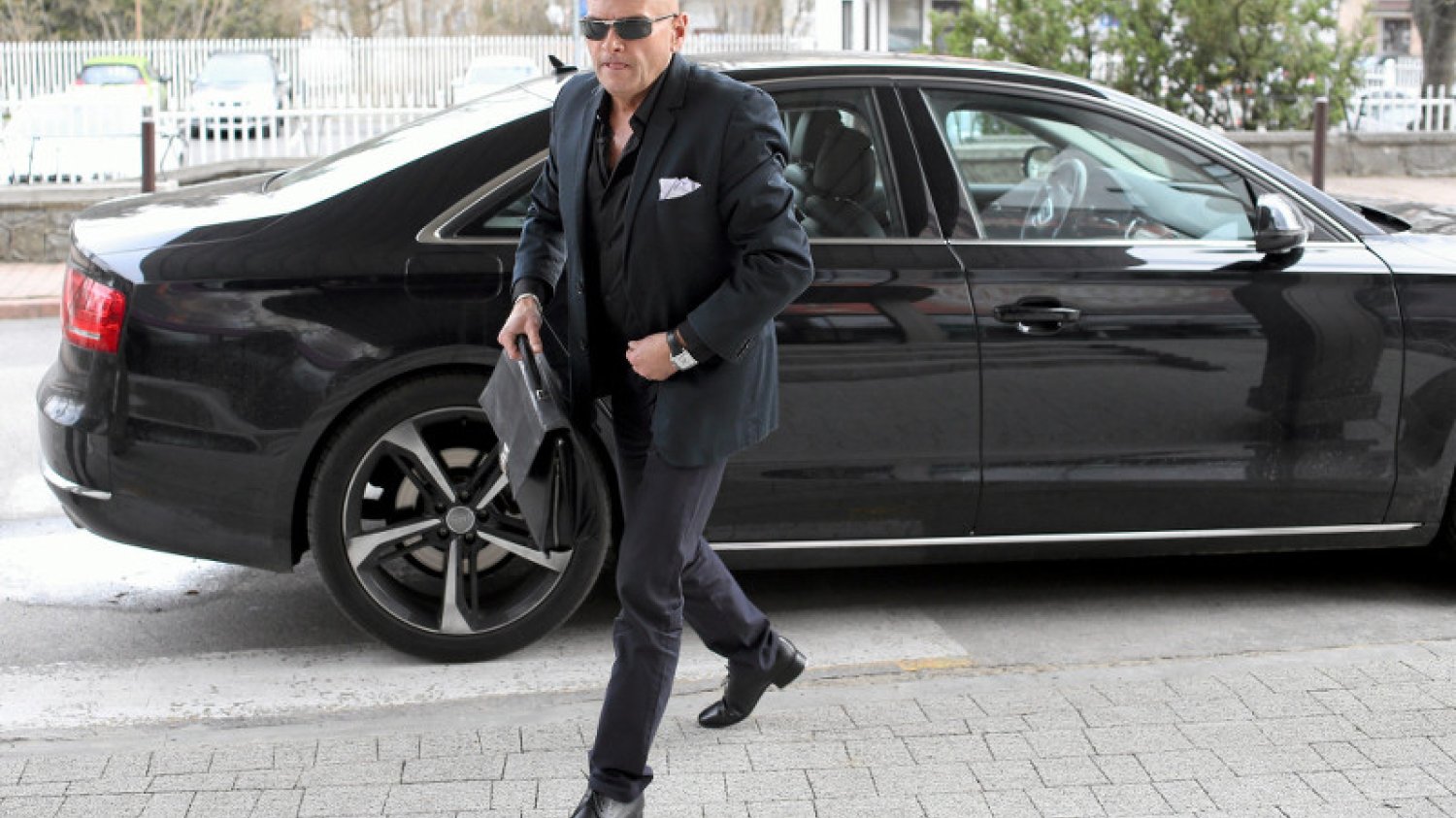 Krzysztof Rutkowski lubi styl "na bogato". Na zdjęciu jedna z licznych zabawek, którymi jeździ. Był jeszcze Bentley  i Hummer.