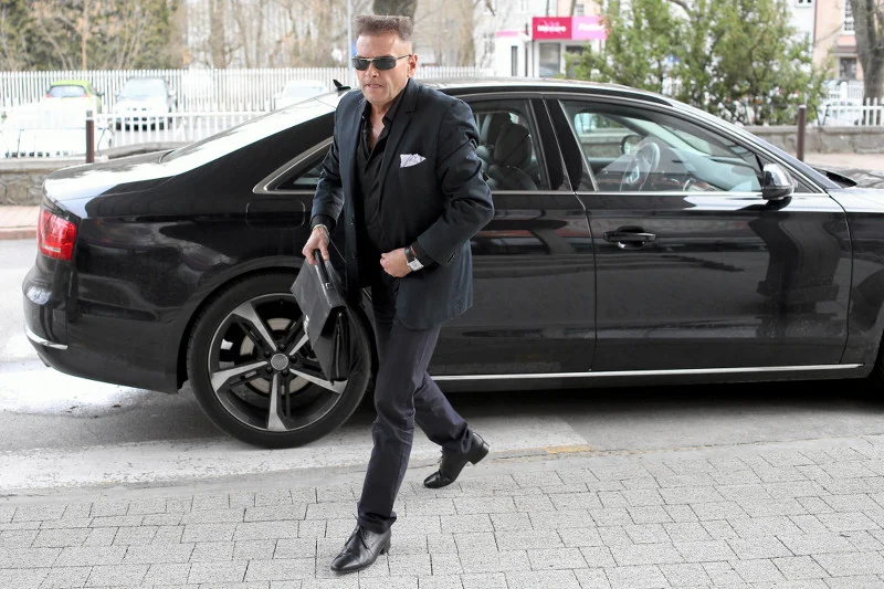 Krzysztof Rutkowski lubi styl "na bogato". Na zdjęciu jedna z licznych zabawek, którymi jeździ. Był jeszcze Bentley  i Hummer.