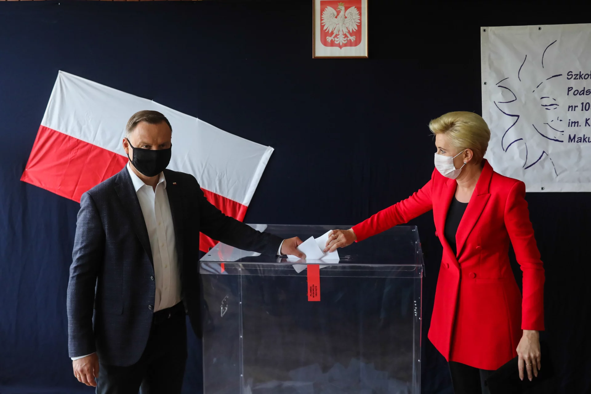 Ile zarabia urzędujący prezydent? Czy pierwsza dama pobiera wynagrodzenie za swoją działalność publiczną? Sprawdzamy, jakie aktualnie obowiązują stawki. Prezydent Andrzej Duda i Pierwsza Dama Agata Kornhauser-Duda. Ile zarabiają na swoich stanowiskach?