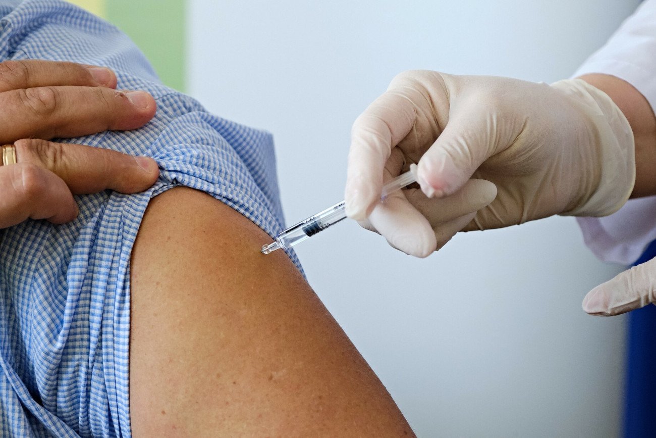 Przeciwko grypie szczepi się w Polsce wciąż za mało osób, a powikłania po grypie mogą być bardzo groźne.