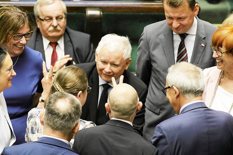 W PiS mają co świętować. Najnowszy sondaż Kantar Public pokazuje, że opozycja jest już prawie zniszczona.