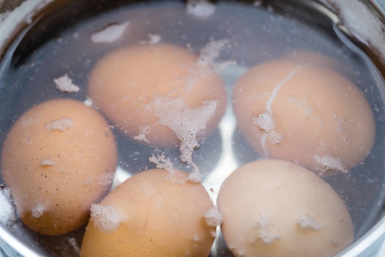 Tak poznasz, iż jajko jest już zepsute. Trik od babci nie tylko na Wielkanoc