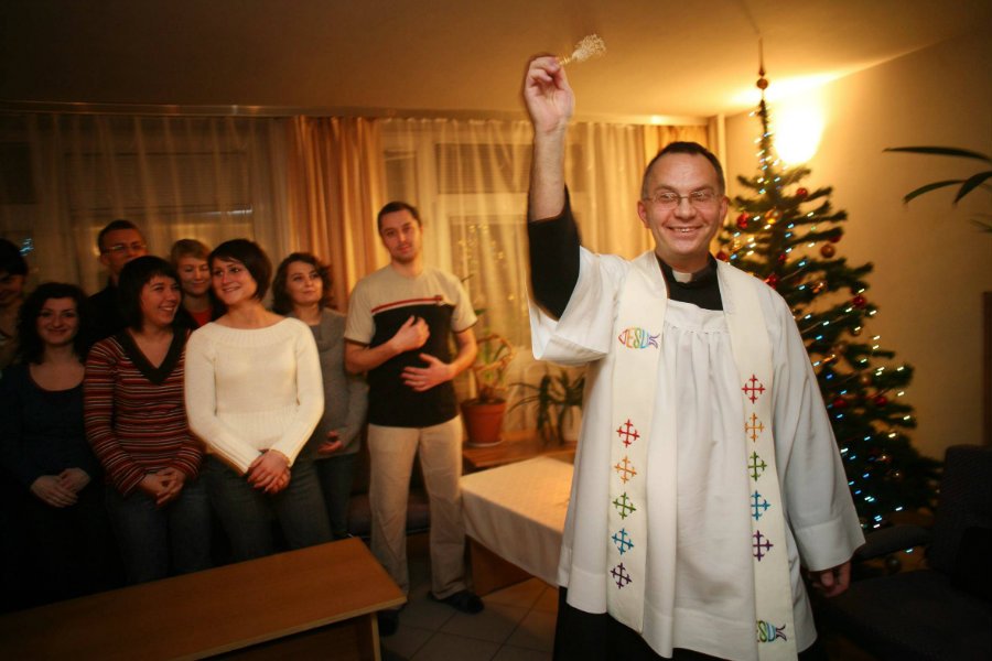 Parafia w Pabianicach zamieściła poradnik przyjmowania księdza po kolędzie (zdjęcie poglądowe).