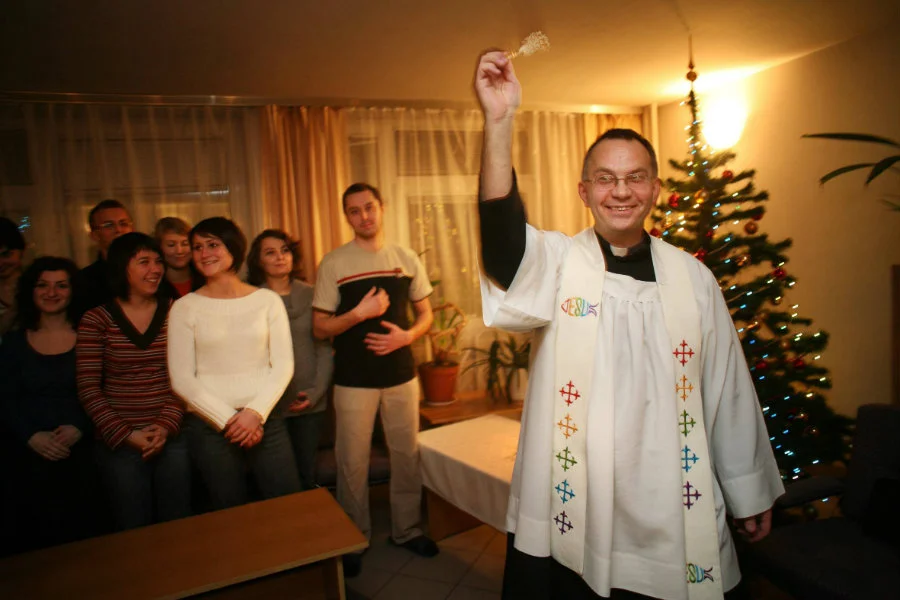Parafia w Pabianicach zamieściła poradnik przyjmowania księdza po kolędzie (zdjęcie poglądowe).