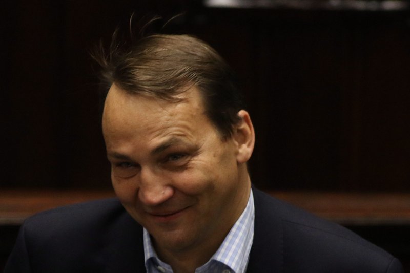 Radosław Sikorski ironizuje z kolejnej miesięcznicy. Śmieje się z natastającego absurdu wokół "Smoleńska".